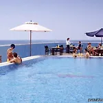 Arena Hotel By The Beach 